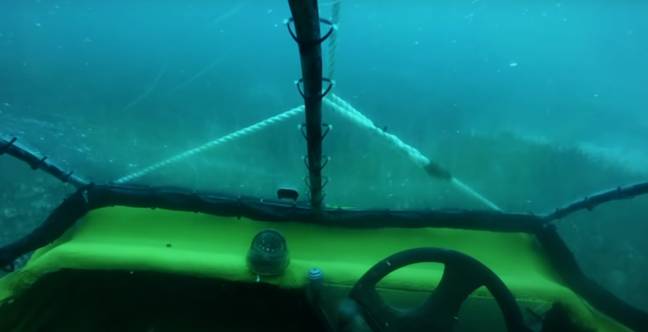摄像机从潜水员的船上切断后，摄影本身撞到了海底。信用：DiscoveryTV/YouTube