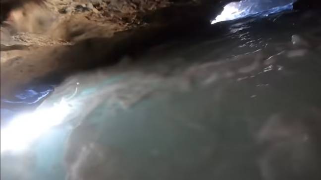 海浪有时覆盖了整个洞穴。学分： @hijodelmar2500/youtube