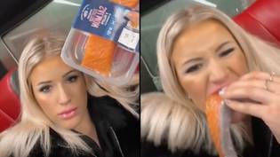 当女人在公共汽车上吃生鲑鱼片时，人们感到厌恶“loading=