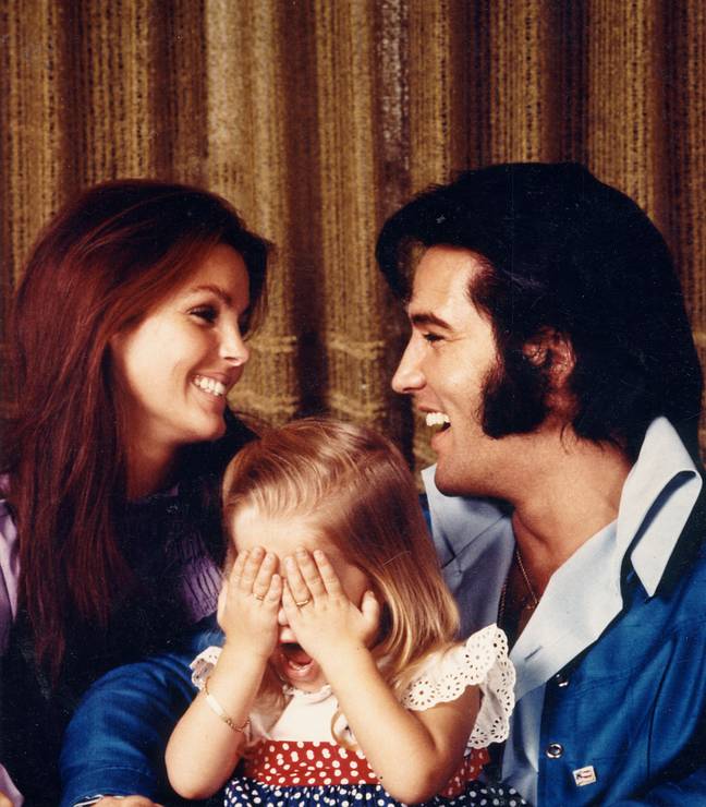 丽莎·玛丽（Lisa Marie）与父母普里西拉（Priscilla）和猫王（Elvis Presley）在1970年代。学分：图片出版社有限公司/alamy股票照片