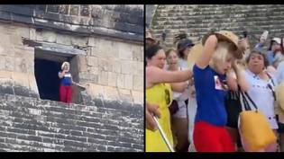 愤怒的暴民爬上古代玛雅金字塔后，呼吁游客被牺牲