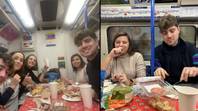 学生在伦敦地下享用圣诞晚餐和餐桌