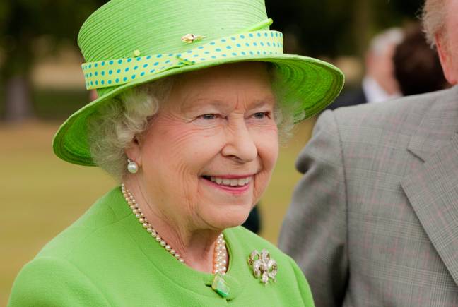 为了纪念女王的白金禧年，正在倒6品脱。信用：Alamy