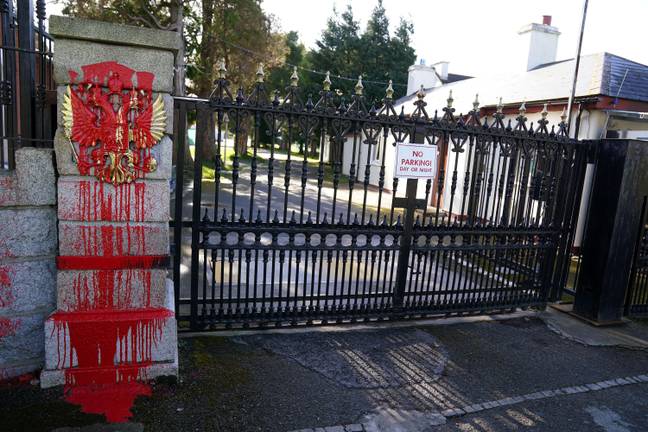 自从俄罗斯入侵乌克兰以来，红色油漆就被抛向大使馆。信用：Alamy