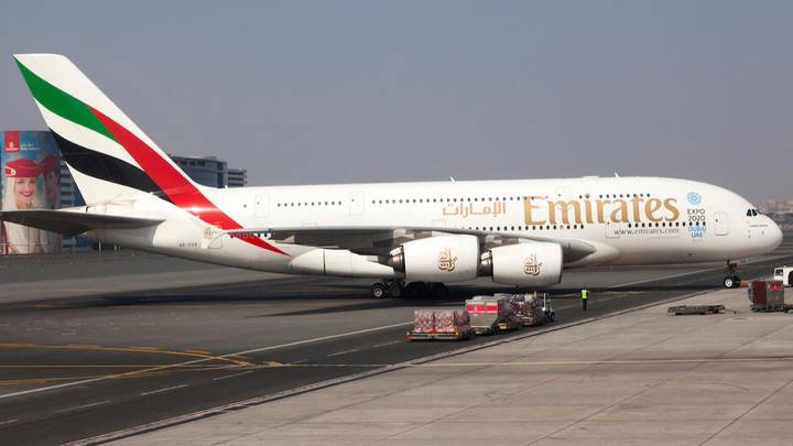 阿联酋航班的空姐声称他们被给予了两个星期的“体重警察”额外的体重