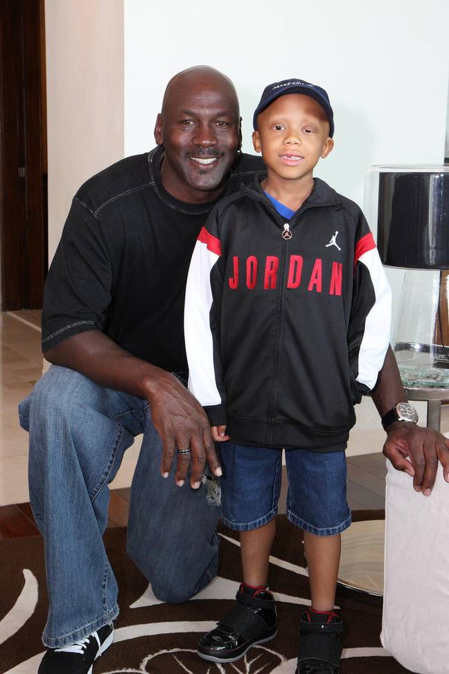 迈克尔·乔丹（Michael Jordan）和愿望小子多诺万（Donovan）。信用：建立愿望基金会