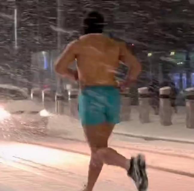 人们发现那个男人在暴风雪中奔跑时，人们感到困惑。信用： @pro.pt/instagram