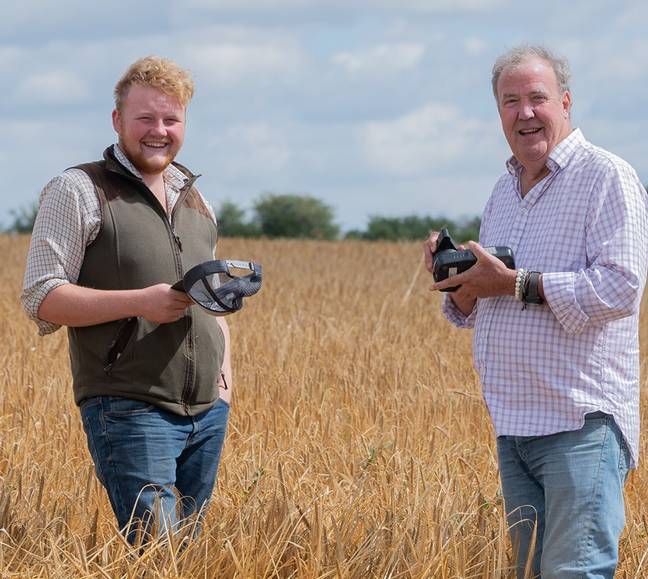 杰里米·克拉克森（Jeremy Clarkson）和卡莱布·库珀（Kaleb Cooper）拍摄了克拉克森（Clarkson）农场第二季的拍摄。学分：Primevideouk/JeremyClarkson1/Instagram