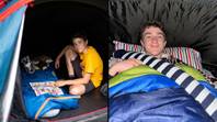 “帐篷男孩”三年后终于睡在他的床上睡觉