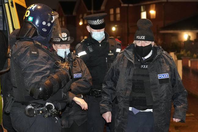 默西塞德郡（Merseyside）荣幸地拜访了前总理鲍里斯·约翰逊（Boris Johnson），他陪同警察进行清晨的毒品突袭。学分：PA图像/ Alamy Stock Photo