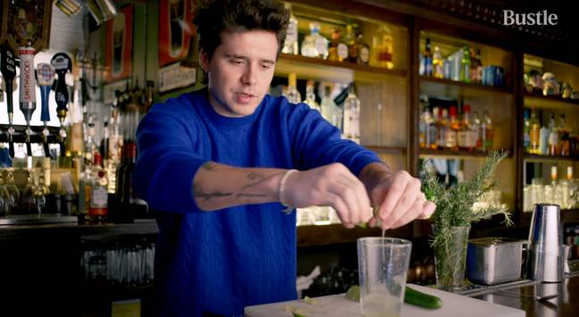 布鲁克林·贝克汉姆（Brooklyn Beckham）在制作简单的杜松子酒和滋补后再次因烹饪技巧而被拖曳。图片来源：熙熙