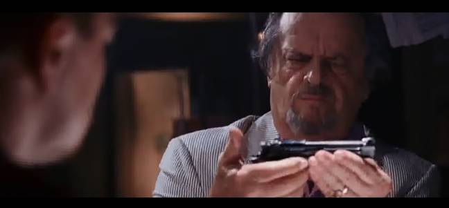 杰克·尼科尔森（Jack Nicholson）决定在现场掏出枪。信用：YouTube/ Warner Bros