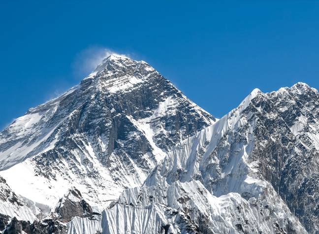 数以百计的人试图登顶珠穆朗玛峰。学分：Maciej Bledowski/Alamy