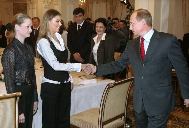 Alina Kabaeva在2004年举行的Putin会议