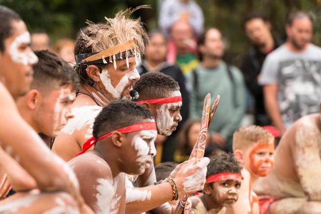 来自新南威尔士州Gomeroi部落的原住民舞蹈团Gomeroi Mirii Yulugi。学分：迈克·罗宾逊 /阿拉米