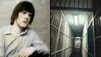 英国最危险的囚犯，独自在防弹玻璃笼中度过圣诞节“loading=