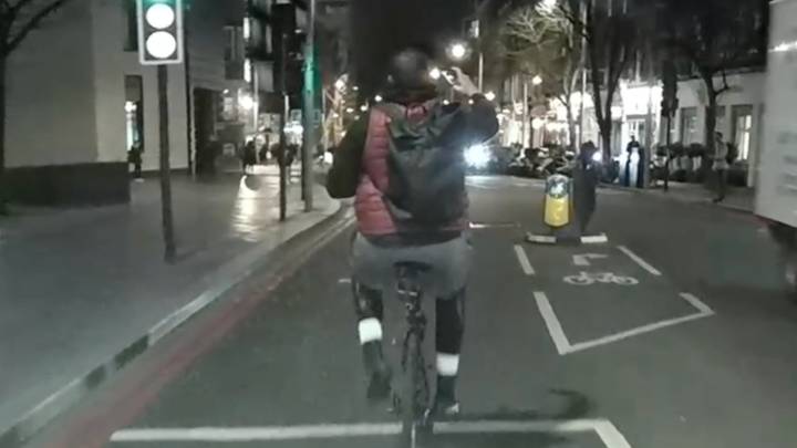 骑自行车的人通过使用电话拍照来模拟新的公路代码规则