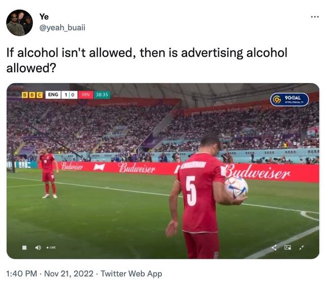 粉丝们质疑为什么百威啤酒仍在体育场宣传。信用：Twitter