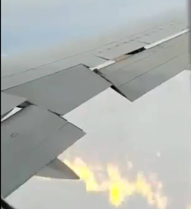 飞机的翅膀之一被火焰吞没。学分： @ @airportwebcams/ twitter
