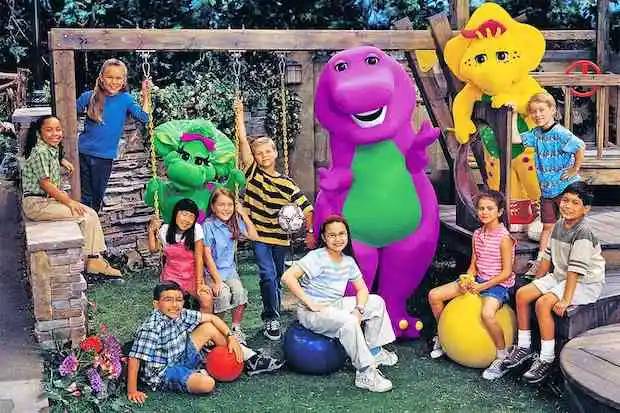 Barney和Friends于1992年首播。荣誉：PBS