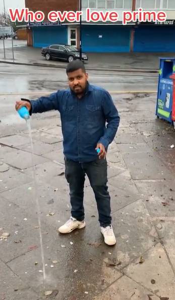 蒂克特克（Tiktoker）萨鲁·拉贾（Saru Rajah）在街道上发布了一瓶他“清空”一瓶Prime的病毒视频。学分：tiktok/@sarrurajah