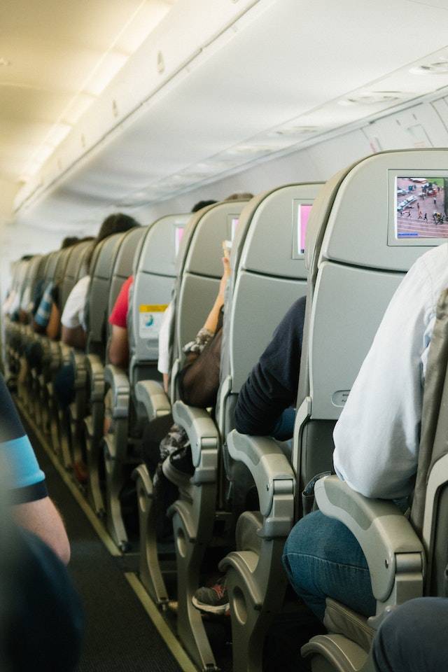 一名男子试图证明踢了一架偷走他预付座位的飞机乘客的椅子是合理的。图片来源：pexels