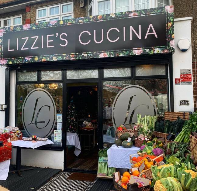 Lizzie的Cucina的所有者解释说，尽管使用了替代品，但客户仍然只想用传统的番茄基地的比萨饼。学分： @lizzies_cucina/ instagram