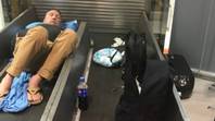 瑞安航空延迟后，“创伤”夫妇被迫在机场传送带上睡觉