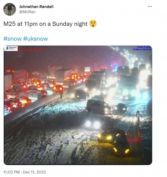 驾车者被困在M25上，他们的车辆被雪地的条件捕获。信用：Twitter/@mrjran