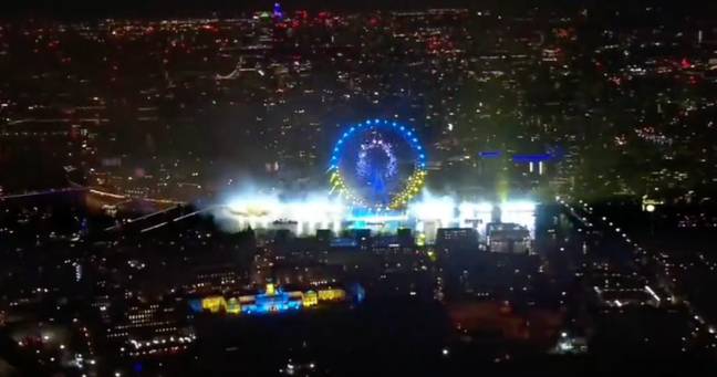 伦敦的眼睛以乌克兰的颜色照亮。学分：BBC