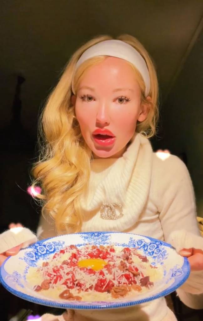 她定期分享视频炫耀她不寻常的饮食。图片来源：纽约