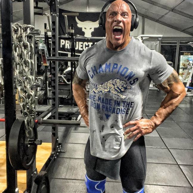 似乎Dwayne Johnson在健身房有一个独特的习惯。学分： @therock/instagram