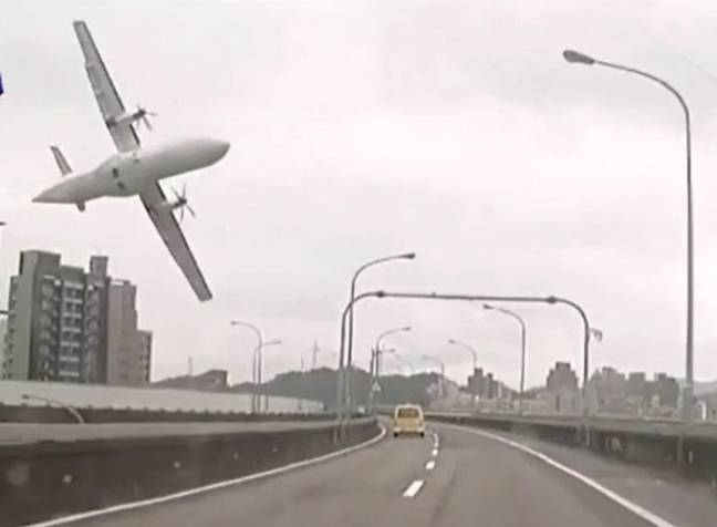 飞行235秒之前，它与出租车穿过台北的出租车发生碰撞。图片来源：百叶窗