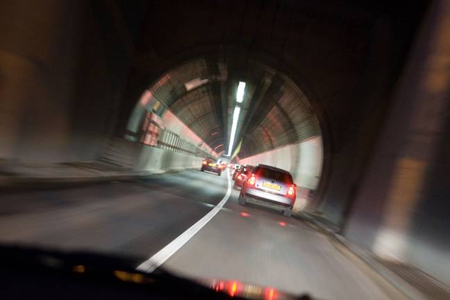 杰森（Jason）失去了对黑墙隧道出来的汽车的控制。学分：Kumar Sriskandan/ Alamy Stock Photo