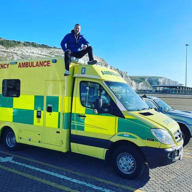 阿尔德·琼斯（Aled Jones）博士将第三辆救护车从威尔士驱车到乌克兰。学分：Instagram/@Ambulanceforukraine