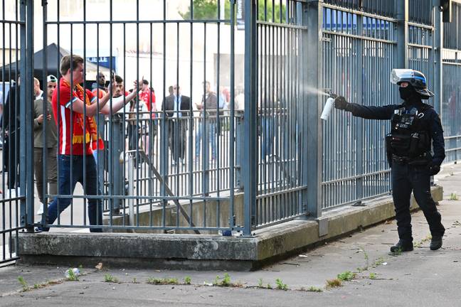 警方向利物浦的球迷们喷了催泪瓦斯。信用：Matthias挂钩/盖蒂图像