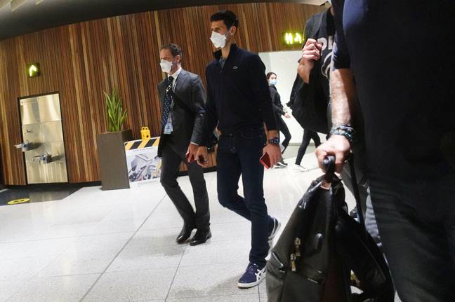 塞尔维亚网球运动员诺瓦克·德约科维奇（Novak Djokovic）在登上航班前在墨尔本机场漫步，此前联邦法院维持了政府决定取消签证在墨尔本的澳大利亚公开赛上播放的签证。学分：路透社 /阿拉米股票照片