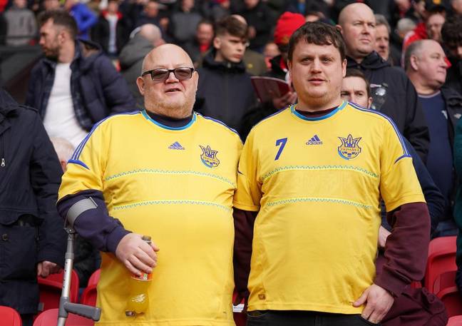 今天，球迷在老特拉福德穿着乌克兰衬衫。信用：Alamy