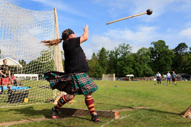 苏格兰高地运动会的竞争对手投掷了22磅的锤子，这是一场传统的苏格兰比赛。图片来源：Findlay / Alamy Stock Photo