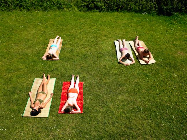 警方已向今年夏天在花园里裸露裸露的人们发出了警告。信用：Alamy