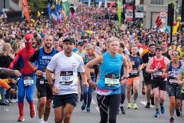 超过40,000名选手参加了昨天的马拉松比赛。学分：马克·菲利普斯/阿拉米库存照片
