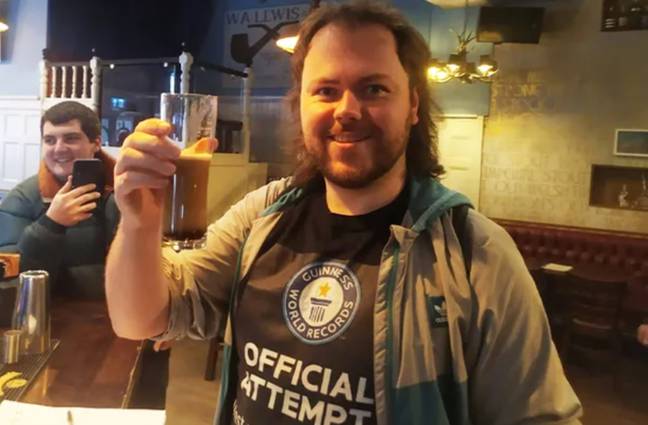 加雷斯（Gareth）在他的猛mm象后访问了56家酒吧。信用：威尔士新闻服务必威杯足球