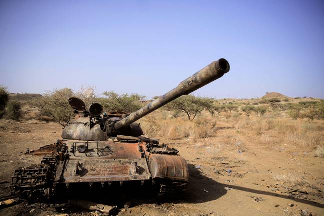 在埃塞俄比亚国防军（ENDF）与蒂格莱人民解放阵线（TPLF）部队之间战斗之后，在一个领域中看到了一个被摧毁的坦克。学分：路透社/Tiksa Negeri