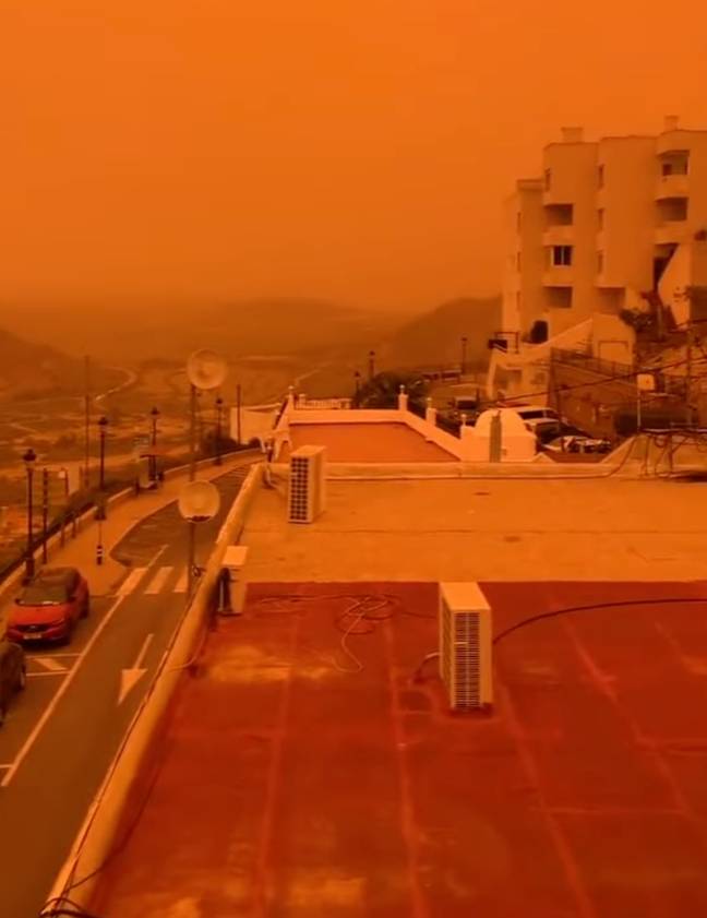 西班牙部分地区的天空被风暴西莉亚变成橙色。图片来源：Chave天气 - 每日视频/YouTube