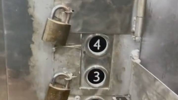 女人在电梯中找到挂锁的按钮，激发了对“秘密”地板的恐惧
