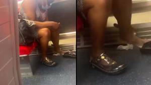 当女人无耻地在火车上伸出脚的导体被迫干预，而无处不在