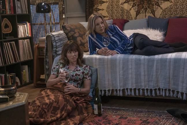 琳达·卡德利尼（Linda Cardellini），克里斯蒂娜·阿普尔盖特（Christina Applegate），《死者》（Dead to Me）第1季（2019年）。信用：Netflix。
