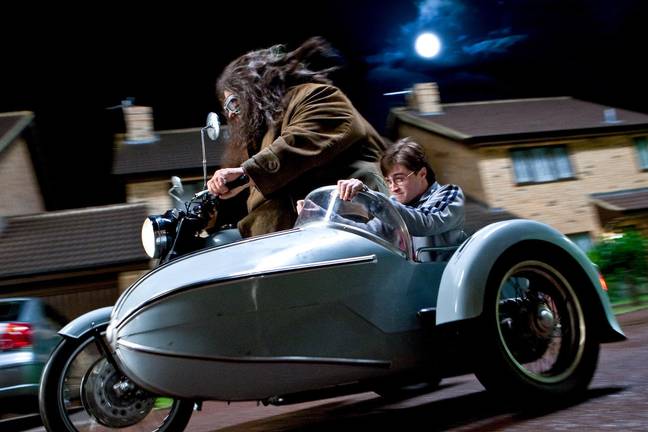 罗比·科尔特兰（Robbie Coltrane）饰演Rubeus Hagrid和Daniel Radcliffe饰演Harry Potter。图片来源：Picturelux /好莱坞档案 / Alamy股票照片“loading=