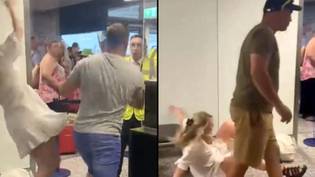 愤怒的EasyJet乘客在猛击机场工作人员之前将女友推开