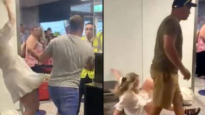 愤怒的EasyJet乘客在猛击机场工作人员之前将女友推开